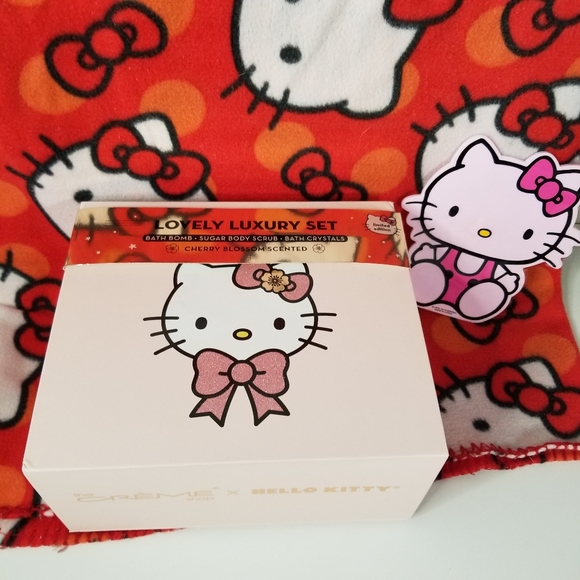 Creme Shop x Hello Kitty - Lovely Luxury Set - Cherry Blossom (Limited Edition) - Picture 3 of 12